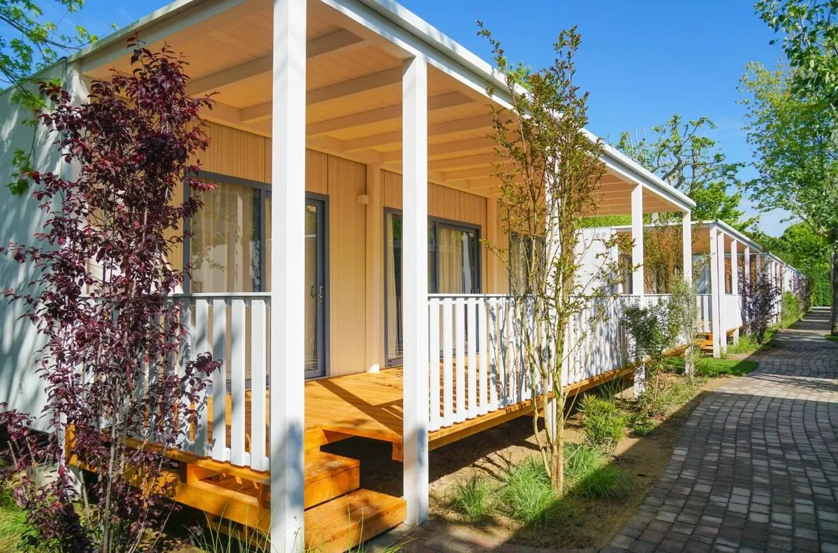 Lodge Home Wellness, esterno con veranda nella pineta