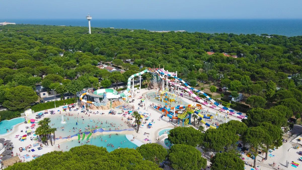 Aqua Park Laguna dall'alto, tra la pineta e il mare